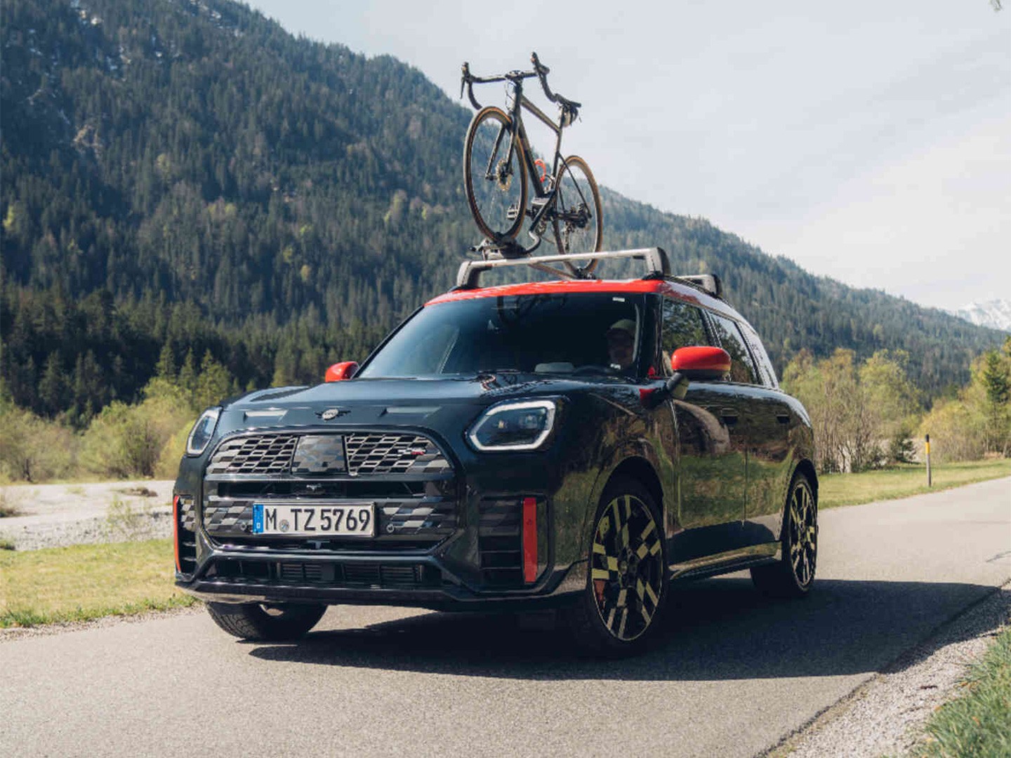 Front, side close-up of a MINI Aceman in Indigo Sunset Blue equipped with the MINI Roof Rack. 